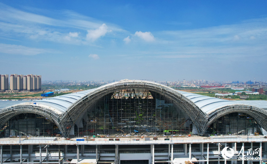 俯瞰正在建设中的南昌东站，规模宏大。人民网记者 毛思远摄