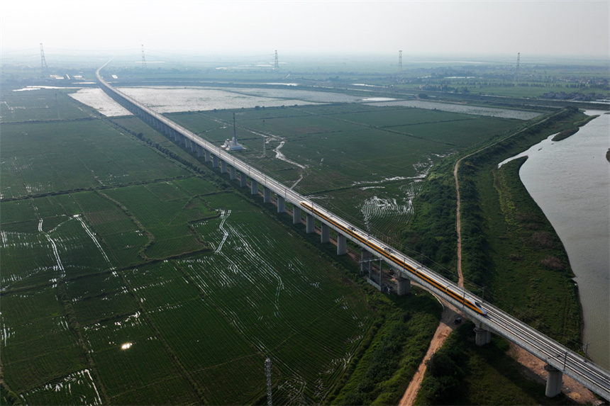 高速综合检测列车行驶在昌景黄高铁进行逐级提速等方面的检测试验。 胡国林摄