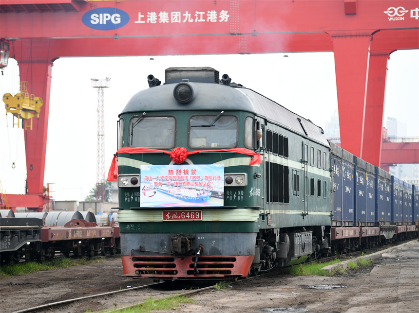 首趟搭载来自浙江舟山港的“散改集”粮食的货物列车从九江北站缓缓驶出。胡国林摄
