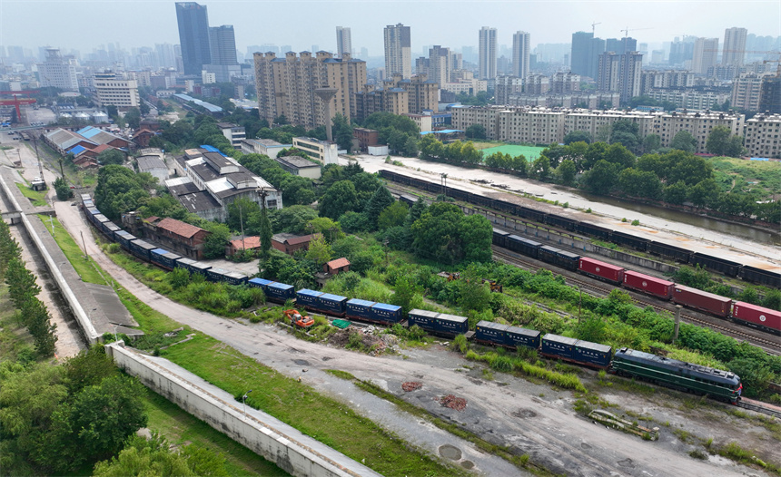 首趟搭载来自浙江舟山港的“散改集”粮食的货物列车从九江北站缓缓驶出。代建力摄