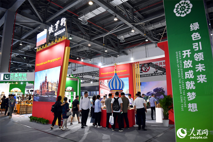 国外参展商在第六届世界绿色发展投资贸易博览会上参展。 人民网记者 时雨摄