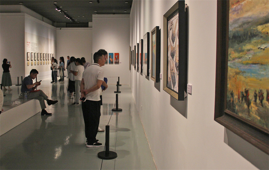 江西省举行教育美术书法作品展，图为市民观看书法作品。 蔡骁摄