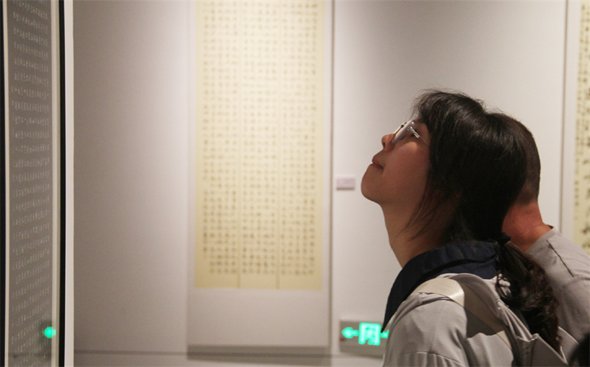江西省举行教育美术书法作品展，图为市民观看书法作品。 蔡骁摄