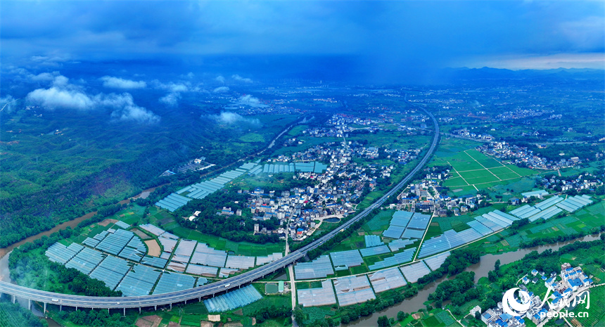 近日，江西省瑞金市叶坪镇云集村，高速公路沿线蔬菜大棚鳞次栉比。人民网 朱海鹏摄