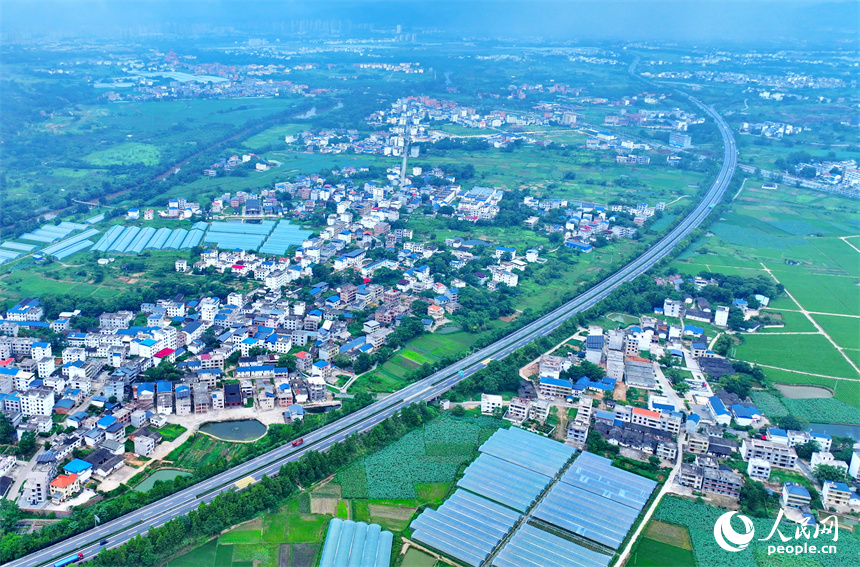 近日，江西省瑞金市叶坪镇云集村，高速公路沿线蔬菜大棚鳞次栉比。人民网 朱海鹏摄