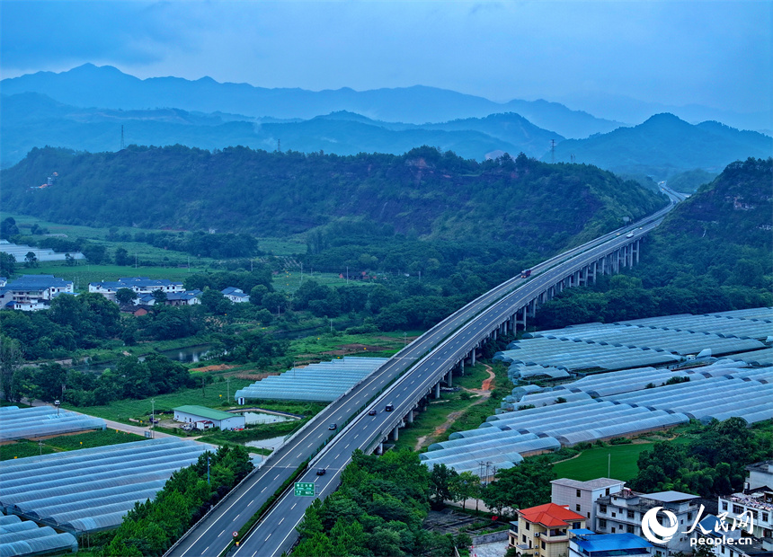 近日，江西省瑞金市叶坪镇云集村，高速公路沿线蔬菜大棚鳞次栉比。人民网 朱海鹏摄