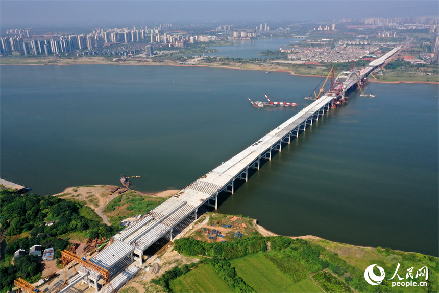 横跨赣江的复兴大桥连接起红谷滩九龙湖、南昌县昌南地区。 人民网记者 时雨摄