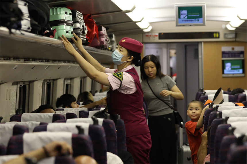 南铁南昌客运段D6504次列车长王璐正在整理列车行李架。 丁波摄