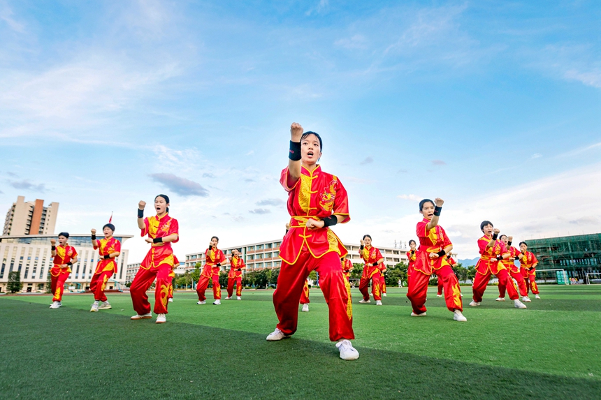 学生在练习传统武术。周亚茂摄