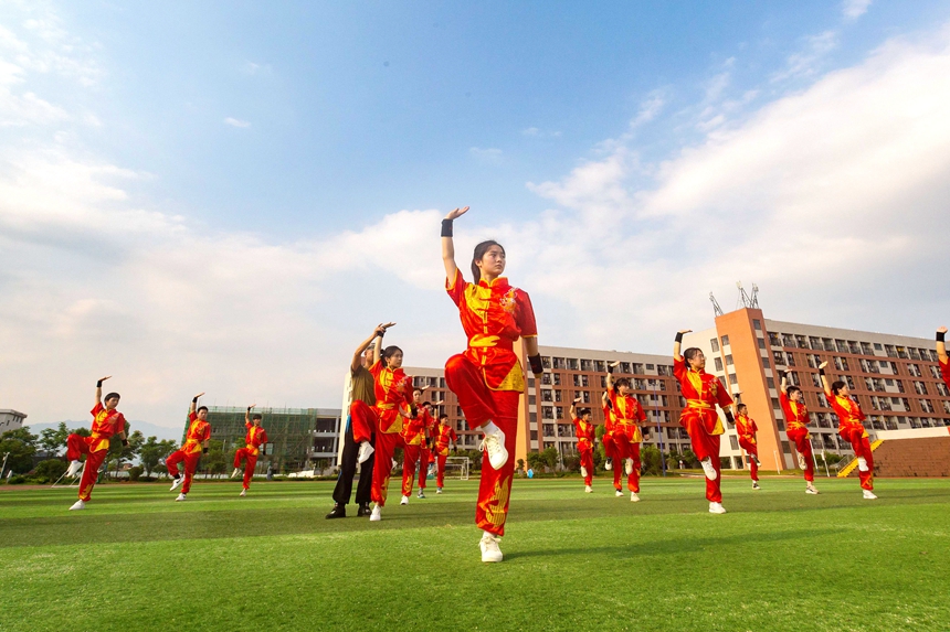 学生在练习传统武术。周亚茂摄