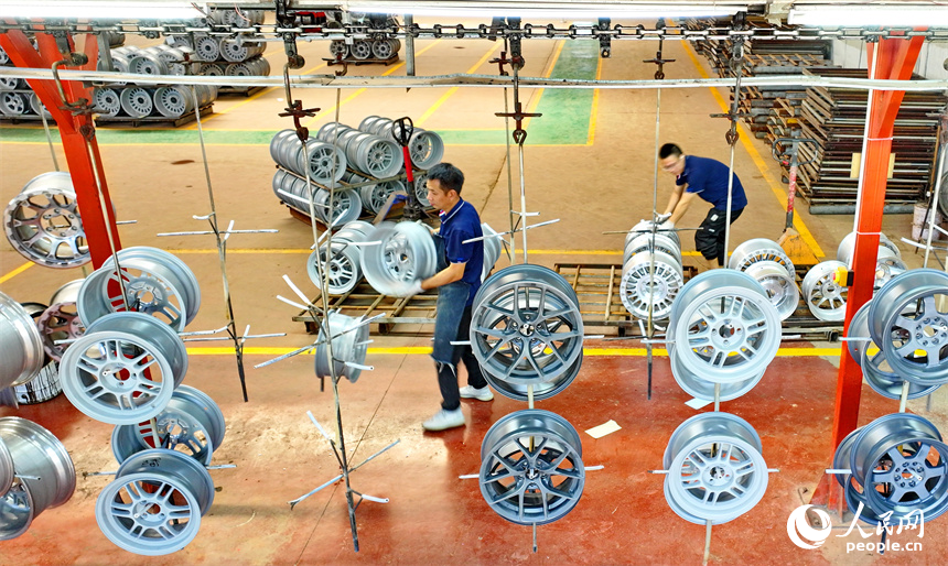 工人在车间内加工生产出口的轻量化汽车轮毂。朱海鹏摄
