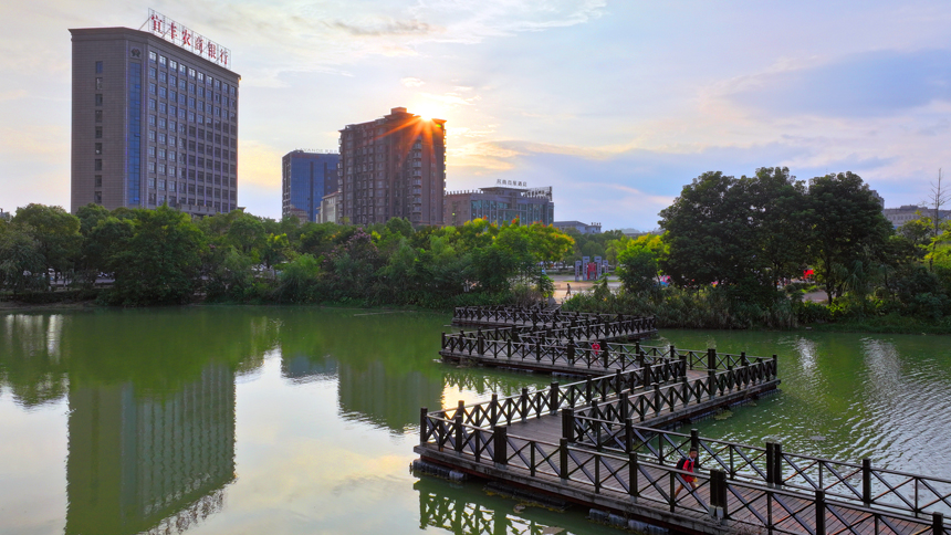 宜丰县新昌镇崇文社区境内的新昌湖省级湿地公园秋水涟漪，宛如画卷。何贱来摄