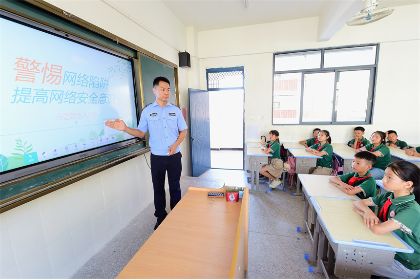 網警給小學生上網絡安全教育課。呂春華攝