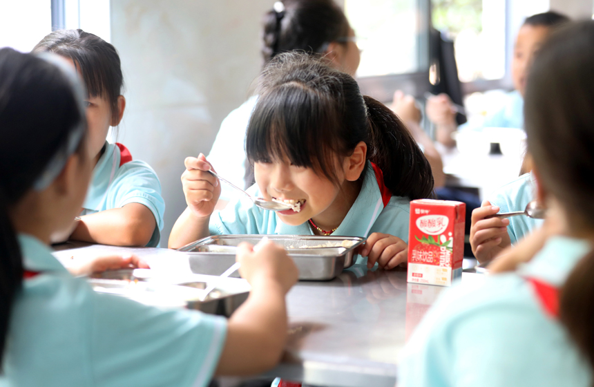 上高县镜山小学的孩子们正在享用营养午餐。陈旗海摄