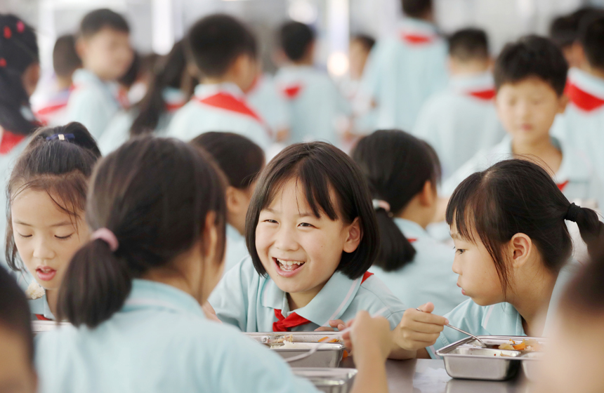 上高县镜山小学的孩子们正在享用营养午餐。陈旗海摄