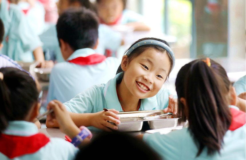 上高縣鏡山小學的孩子們正在享用營養午餐。陳旗海攝