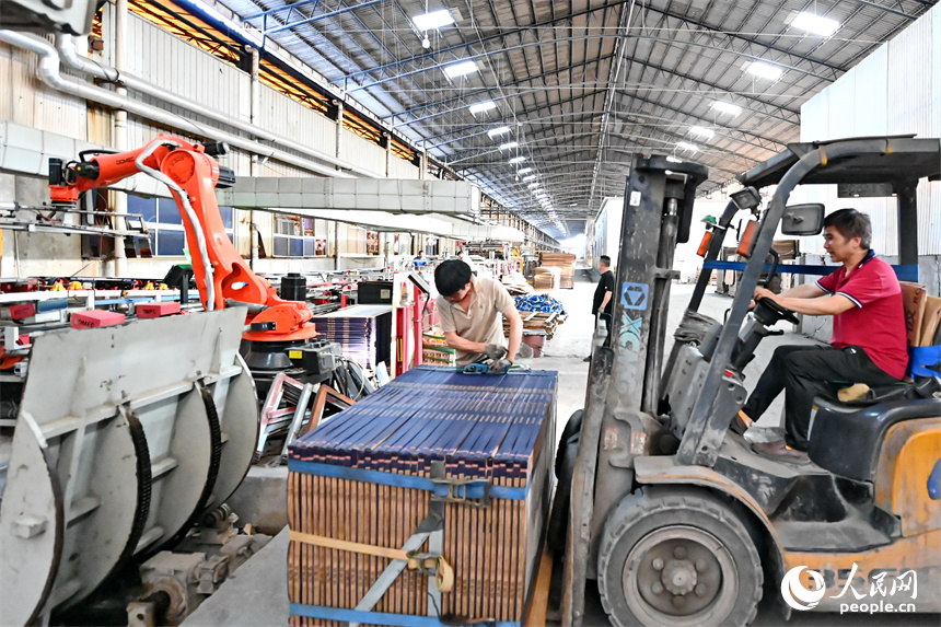 工人在車間內趕制訂單陶瓷產品。人民網 朱海鵬攝