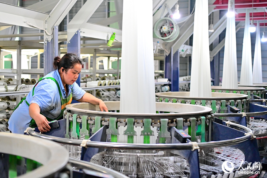 生产车间内，工人在新升级的自动化生产线上忙着加工拉丝产品。人民网 朱海鹏摄