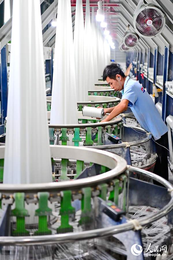 生產車間內，工人在新升級的自動化生產線上忙著加工拉絲產品。人民網 朱海鵬攝