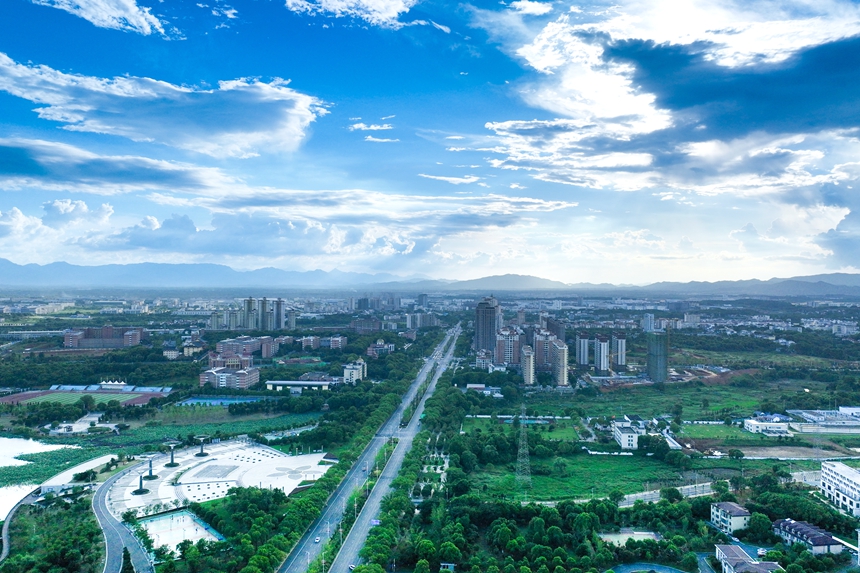 航拍镜头下的共青城市，入眼皆是美景。潘成摄