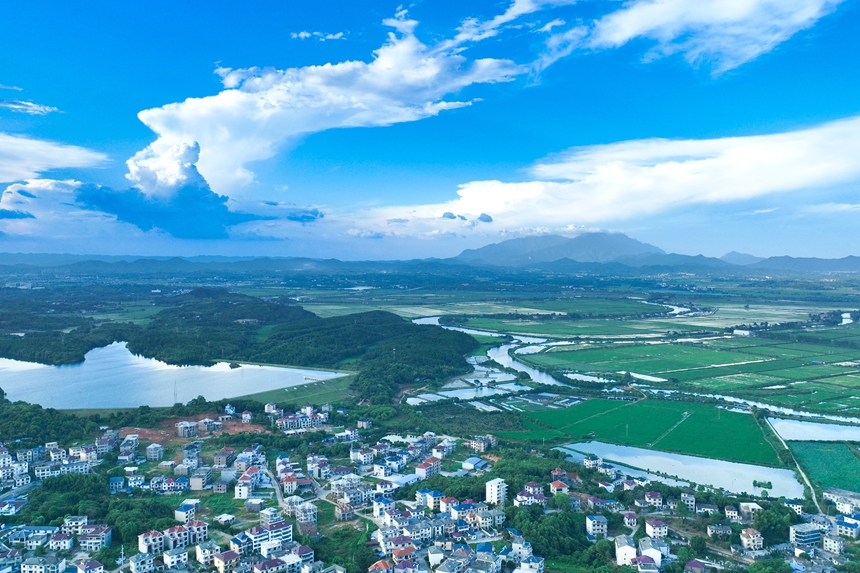 航拍镜头下的共青城市，入眼皆是美景。潘成摄