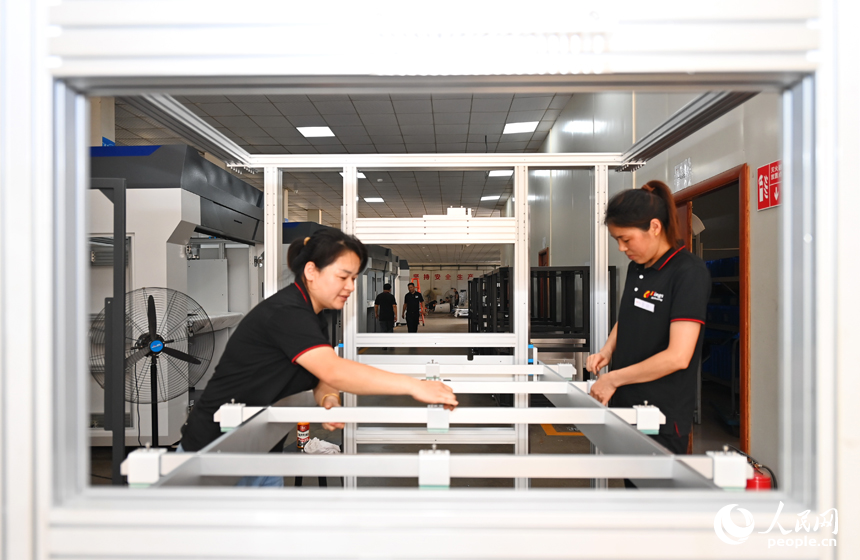 工人在組裝生產出口外銷的3D打印機車床。人民網 朱海鵬攝