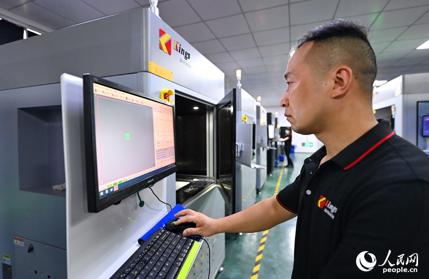 工人在測試出口外銷的3D打印機。人民網 朱海鵬攝