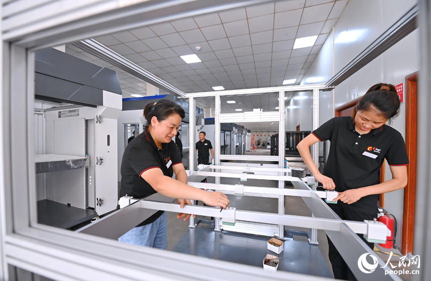 工人在组装生产出口外销的3D打印机车床。人民网 朱海鹏摄