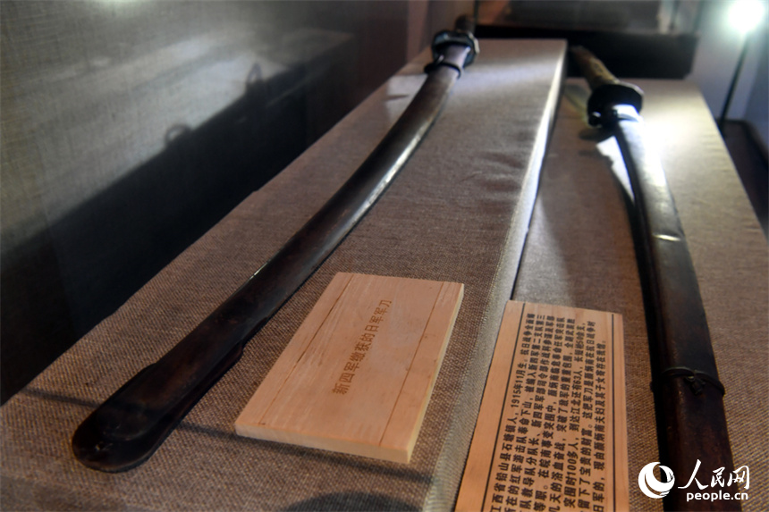 南昌新四军军部旧址陈列馆内展出的新四军缴获的日军军刀。 人民网记者 时雨摄