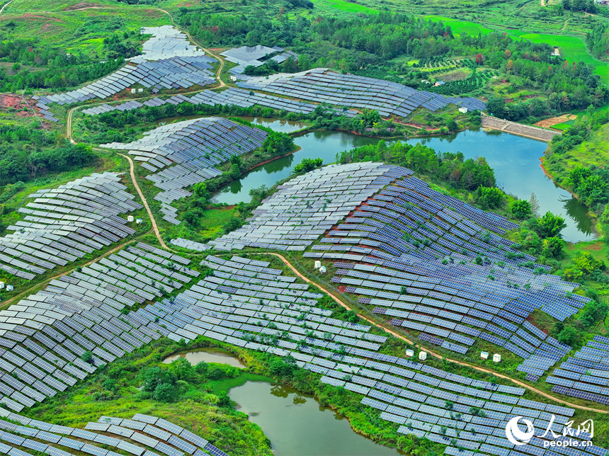 江西省贛州市信豐縣正平鎮的新能源企業光伏發電站。人民網 朱海鵬攝