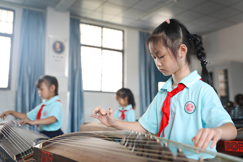 上高县镜山小学的孩子们正在练习古筝。陈旗海摄