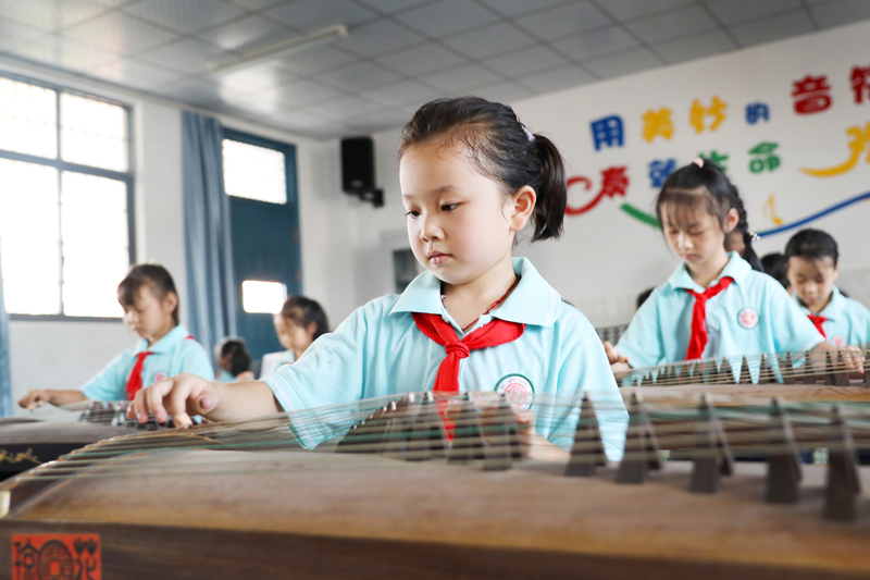 上高縣鏡山小學的孩子們正在練習古箏。陳旗海攝