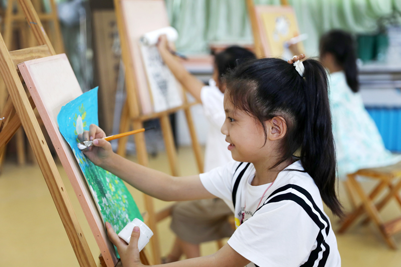 上高县镜山小学的孩子们正在学习绘画。陈旗海摄