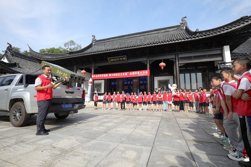 9月19日，江西省宜豐縣博物館，來自新昌五小的孩子們學習氣象知識。何賤來攝