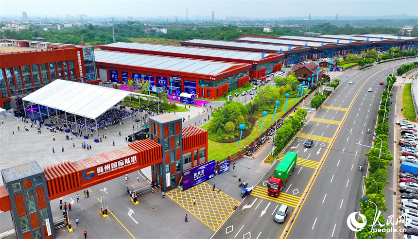 2023中國·贛州跨境電商交易博覽會現場，大型展館依次排列，參觀游客紛至沓來。人民網 朱海鵬攝