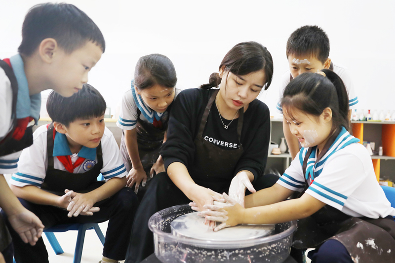 9月22日，孩子們在老師的指導下學習制陶拉坯技術。陳旗海攝