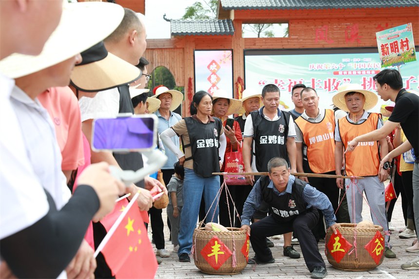 村民們蓄勢待發，准備挑南瓜接力比賽。李千千攝
