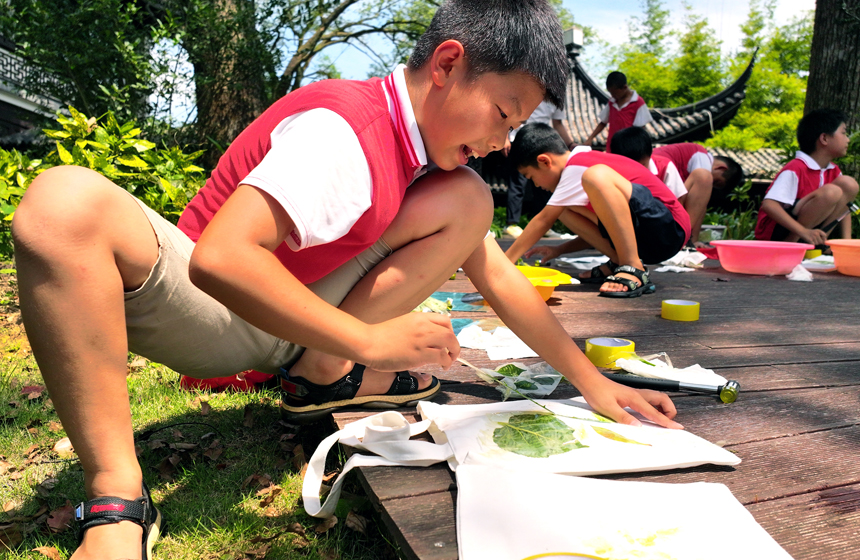 孩子們在博物館體驗植物拓染工藝。何賤來攝