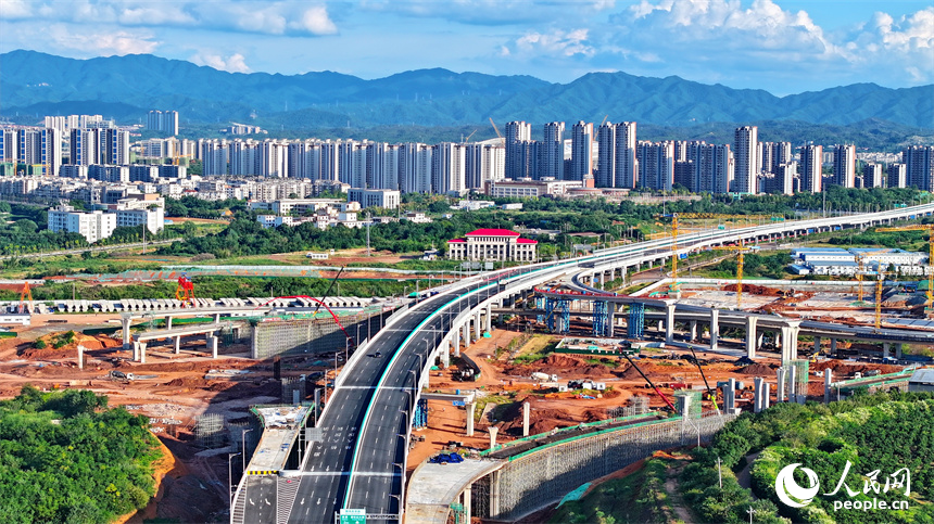 近日，江西省贛州市蓉江三路快速路的一處互通立交橋建設如火如荼。人民網 朱海鵬攝