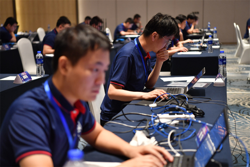 选手们在线下进行实操考核。 人民网记者 时雨摄