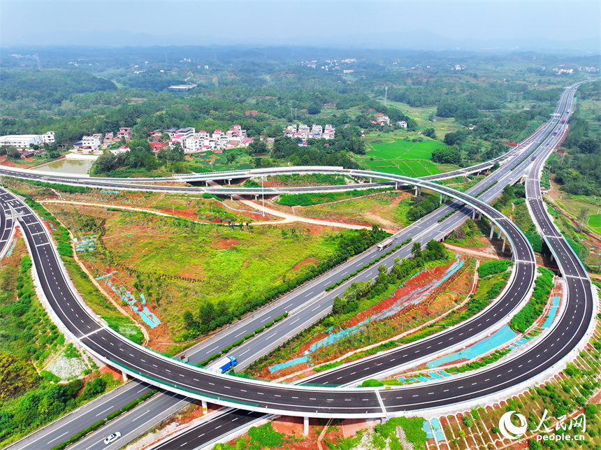 9月26日，江西省赣州市信丰县信雄高速公路小河枢纽，车辆往来疾驰。人民网 朱海鹏摄