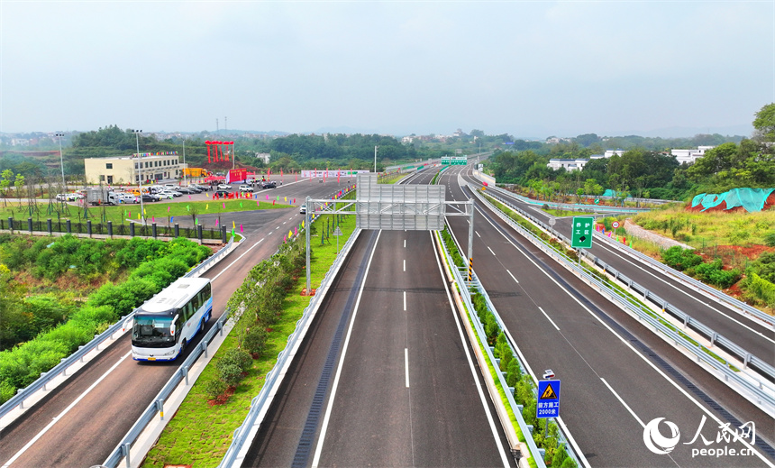 9月26日，车辆行驶在江西省赣州市信丰县境内的信雄高速公路上。人民网 朱海鹏摄