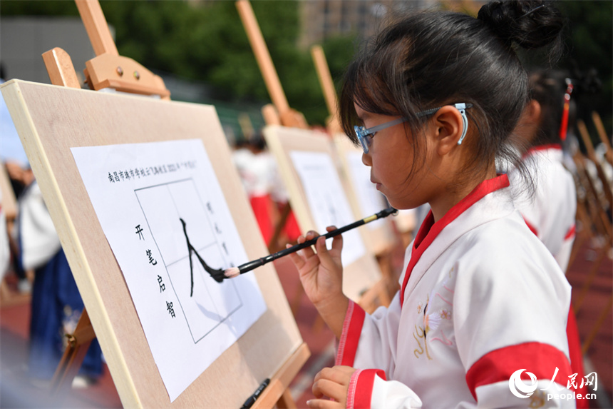 學生端正寫“人”字。 人民網記者 時雨攝