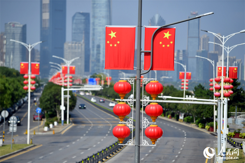 國慶節即將到來，江西南昌城懸挂著的國旗營造出喜慶祥和的節日氛圍。 人民網記者 時雨攝