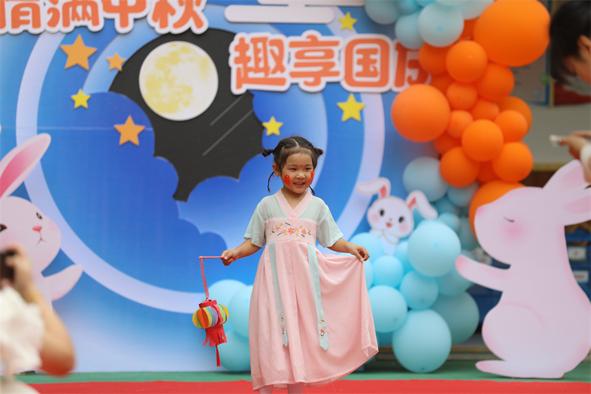 孩子们身穿汉服进行走秀。袁昕摄