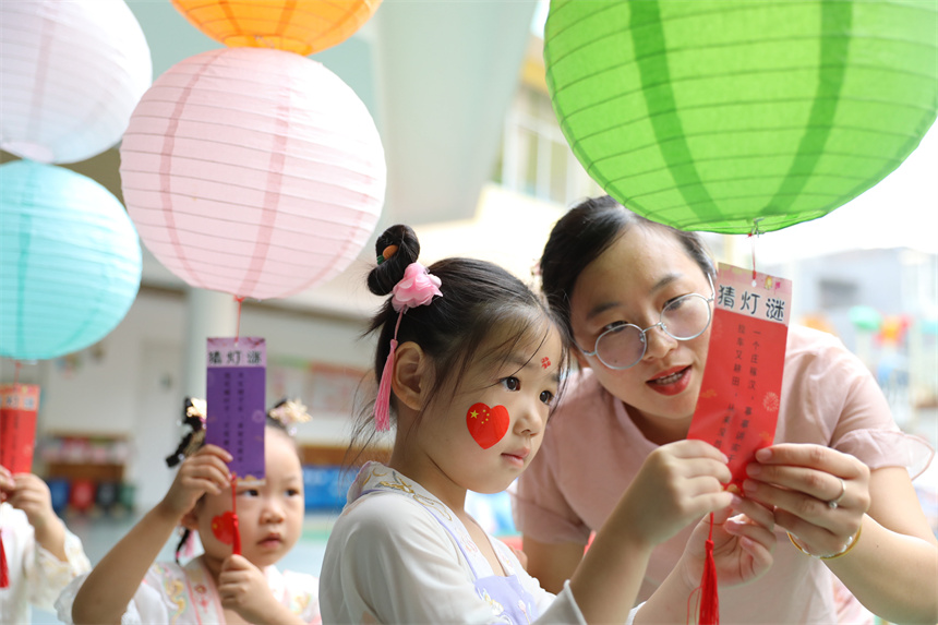 孩子們正在猜燈謎。袁昕攝