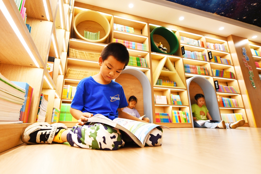 在定南县新华书店，小朋友们在阅读。詹继成摄