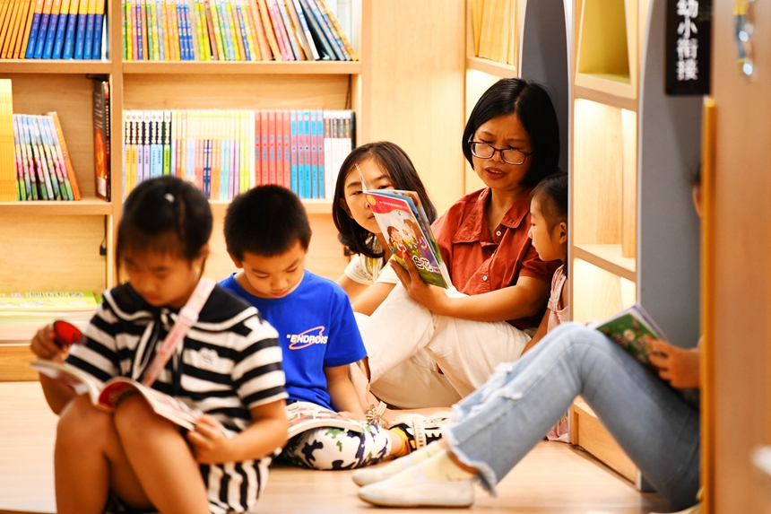 在定南县新华书店，小朋友们在阅读。詹继成摄