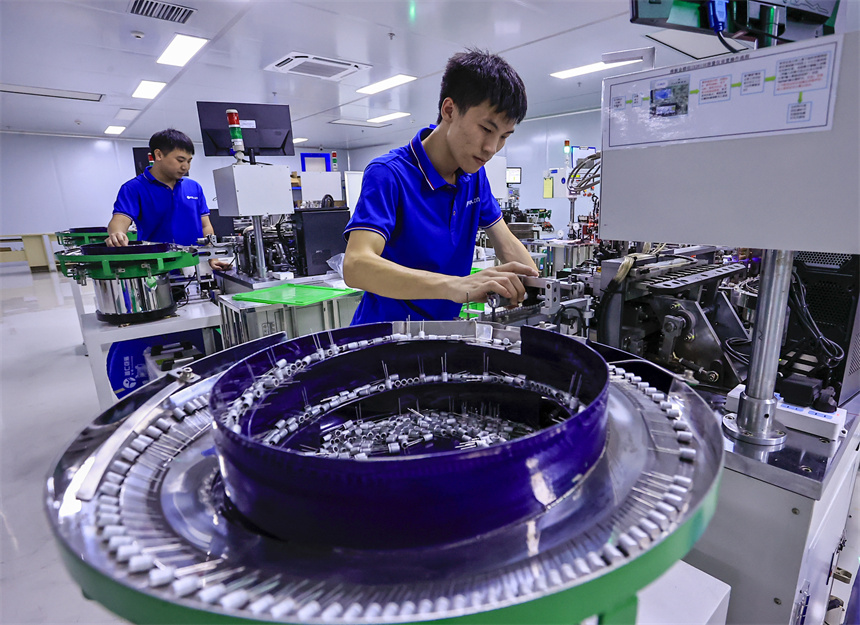 工人抓緊時間趕訂單。吳江攝