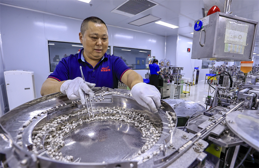 工人抓緊時間趕訂單。吳江攝